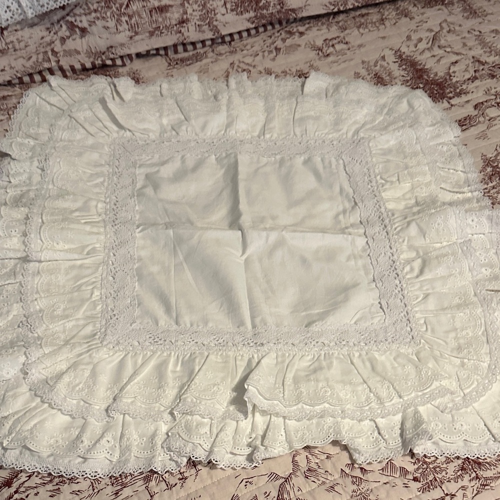 White Lace Ruffled 2 Pillow Cover